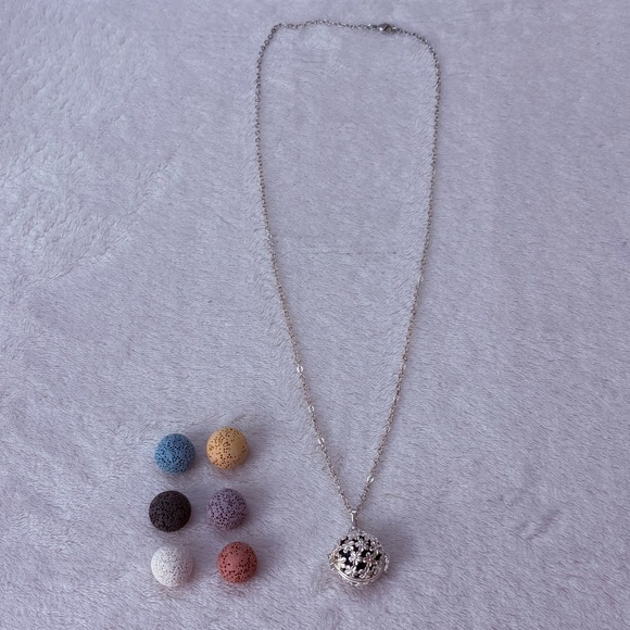 Infuseu Silver Floral Aromatherapy Essential Oil Diffuser Necklace 7 Lava Stones - Picture 2 of 9